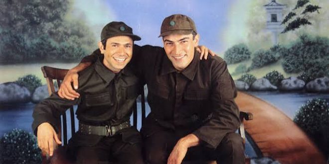 Yazı Tura, 2004 yılında Uğur Yücel tarafından yazılan ve yönetilen, Türk sinemasında savaş, travma, toplumsal ayrışma ve insan psikolojisi gibi zor konuları cesur biçimde ele alan önemli filmlerden biridir. Başrollerini Kenan İmirzalıoğlu ve Olgun Şimşek'in paylaştığı yapım, yalnızca bir savaş sonrası dramı değil; farklı coğrafyalarda, farklı kimliklerle yaşayan insanların ortak acılarını anlatan çok katmanlı bir hikâyedir.
