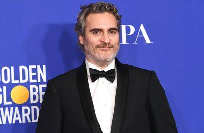 Sinema dünyasında bazı senaristler, isimlerini onlarca yapımla değil, üzerinde çalıştıkları büyük ve dikkat çekici projelerin niteliğiyle duyurur. David Scarpa da bu isimlerden biridir. Özellikle tarihsel olayları, politik çatışmaları, iktidar mücadelelerini ve güçlü karakterleri senaryo dünyasına taşımasıyla tanınan Amerikalı senarist; The Last Castle, The Day the Earth Stood Still, All the Money in the World, Napoleon ve Gladiator II gibi önemli yapımlarda imza sahibidir.