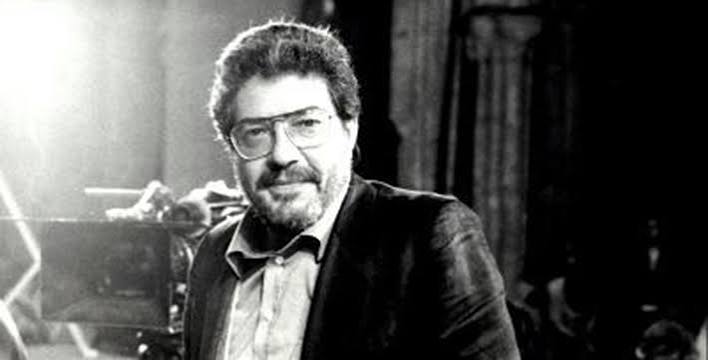 Ettore Scola, İtalyan sinemasının savaş sonrası dönemde yetiştirdiği en önemli yönetmen ve senaristlerden biridir. Toplumsal meseleleri mizah, dram ve insan psikolojisiyle birleştiren özgün anlatımı sayesinde yalnızca İtalya'da değil, dünya sinemasında da kalıcı bir yer edinmiştir.