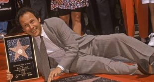 Billy Crystal, oyunculuk, komedyenlik, senaristlik, yönetmenlik ve televizyon sunuculuğu alanlarında uzun yıllardır etkili olan Amerikalı bir sanatçıdır. Özellikle komedi türündeki performanslarıyla tanınan Crystal, aynı zamanda romantik komedi sinemasının unutulmaz isimleri arasında yer alır. When Harry Met Sally..., City Slickers, Analyze This ve The Princess Bride gibi yapımlarla geniş kitlelere ulaşan sanatçı, televizyon dünyasında ise Saturday Night Live ve Soap gibi projelerle kariyerinin önemli basamaklarını oluşturmuştur.