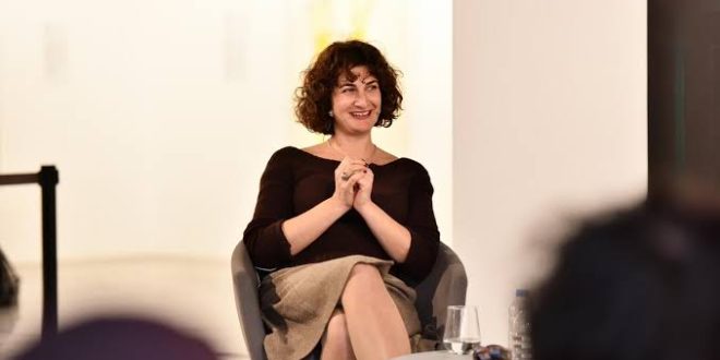 Türk sinemasında son yirmi yılın en özgün yönetmenlerinden biri olarak gösterilen Pelin Esmer, belgesel ile kurmaca sinema arasındaki sınırları ustalıkla kaldıran anlatım diliyle dikkat çeken bir yönetmen, senarist ve yapımcıdır.