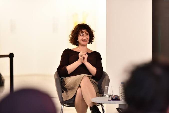 Türk sinemasında son yirmi yılın en özgün yönetmenlerinden biri olarak gösterilen Pelin Esmer, belgesel ile kurmaca sinema arasındaki sınırları ustalıkla kaldıran anlatım diliyle dikkat çeken bir yönetmen, senarist ve yapımcıdır.