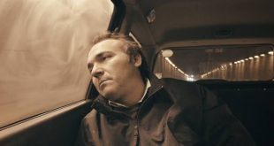 Türk sinemasının en özgün yönetmenlerinden biri olan Zeki Demirkubuz, 2012 yılında vizyona giren Yeraltı filmiyle insan psikolojisinin en karanlık yönlerini beyaz perdeye taşıyor. Rus edebiyatının büyük yazarı Fyodor Dostoyevski'nin ölümsüz eseri Yeraltından Notlardan esinlenen film, bireyin toplumla, geçmişiyle ve en önemlisi kendi iç sesiyle verdiği zorlu mücadeleyi etkileyici bir sinema diliyle anlatıyor.