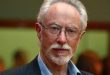 John Maxwell Coetzee, çağdaş dünya edebiyatının en saygın yazarlarından biri olarak kabul edilen Güney Afrikalı romancı, denemeci, eleştirmen, dilbilimci ve akademisyendir. Eserlerinde insan doğasının karmaşıklığını, iktidar ilişkilerini, sömürgecilik mirasını, ahlaki sorumluluğu, yalnızlığı ve özgürlük arayışını derinlemesine ele alan Coetzee, modern edebiyatın en güçlü anlatıcılarından biri olarak görülmektedir.