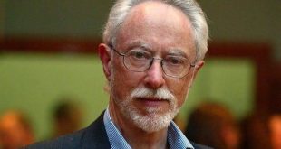 John Maxwell Coetzee, çağdaş dünya edebiyatının en saygın yazarlarından biri olarak kabul edilen Güney Afrikalı romancı, denemeci, eleştirmen, dilbilimci ve akademisyendir. Eserlerinde insan doğasının karmaşıklığını, iktidar ilişkilerini, sömürgecilik mirasını, ahlaki sorumluluğu, yalnızlığı ve özgürlük arayışını derinlemesine ele alan Coetzee, modern edebiyatın en güçlü anlatıcılarından biri olarak görülmektedir.