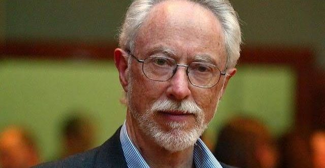 John Maxwell Coetzee, çağdaş dünya edebiyatının en saygın yazarlarından biri olarak kabul edilen Güney Afrikalı romancı, denemeci, eleştirmen, dilbilimci ve akademisyendir. Eserlerinde insan doğasının karmaşıklığını, iktidar ilişkilerini, sömürgecilik mirasını, ahlaki sorumluluğu, yalnızlığı ve özgürlük arayışını derinlemesine ele alan Coetzee, modern edebiyatın en güçlü anlatıcılarından biri olarak görülmektedir.
