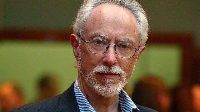 John Maxwell Coetzee, çağdaş dünya edebiyatının en saygın yazarlarından biri olarak kabul edilen Güney Afrikalı romancı, denemeci, eleştirmen, dilbilimci ve akademisyendir. Eserlerinde insan doğasının karmaşıklığını, iktidar ilişkilerini, sömürgecilik mirasını, ahlaki sorumluluğu, yalnızlığı ve özgürlük arayışını derinlemesine ele alan Coetzee, modern edebiyatın en güçlü anlatıcılarından biri olarak görülmektedir.