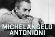 Michelangelo Antonioni, İtalyan sinemasının en etkili yönetmenlerinden biri ve modern sinema dilinin gelişiminde önemli rol oynayan usta bir auteur olarak kabul edilir. Geleneksel anlatı kalıplarını sorgulayan, karakterlerinin iç dünyasını sessizlikler, mekânlar ve görüntüler üzerinden anlatan Antonioni; özellikle yabancılaşma, iletişimsizlik, yalnızlık, modern hayatın yarattığı boşluk ve insan ilişkilerindeki kırılganlık gibi temalarıyla tanınır.