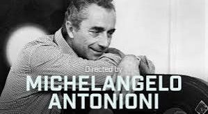 Michelangelo Antonioni, İtalyan sinemasının en etkili yönetmenlerinden biri ve modern sinema dilinin gelişiminde önemli rol oynayan usta bir auteur olarak kabul edilir. Geleneksel anlatı kalıplarını sorgulayan, karakterlerinin iç dünyasını sessizlikler, mekânlar ve görüntüler üzerinden anlatan Antonioni; özellikle yabancılaşma, iletişimsizlik, yalnızlık, modern hayatın yarattığı boşluk ve insan ilişkilerindeki kırılganlık gibi temalarıyla tanınır.