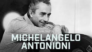 Michelangelo Antonioni, İtalyan sinemasının en etkili yönetmenlerinden biri ve modern sinema dilinin gelişiminde önemli rol oynayan usta bir auteur olarak kabul edilir. Geleneksel anlatı kalıplarını sorgulayan, karakterlerinin iç dünyasını sessizlikler, mekânlar ve görüntüler üzerinden anlatan Antonioni; özellikle yabancılaşma, iletişimsizlik, yalnızlık, modern hayatın yarattığı boşluk ve insan ilişkilerindeki kırılganlık gibi temalarıyla tanınır.