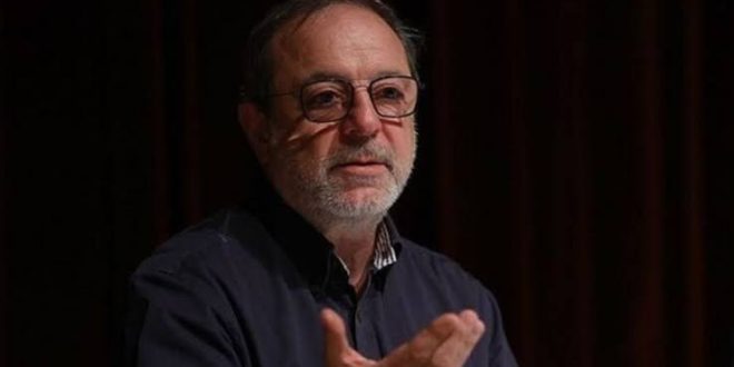 Türk sinemasının uluslararası alanda tanınan yönetmenlerinden Semih Kaplanoğlu, yönetmenlik ve senaristliğin yanı sıra yapımcılık ve yazarlık çalışmalarıyla da dikkat çeken çok yönlü bir sinema sanatçısıdır. Özellikle Yumurta, Süt ve Bal filmlerinden oluşan Yusuf Üçlemesi ile geniş bir uluslararası tanınırlığa ulaşan Kaplanoğlu, 2010 yılında Bal filmiyle Berlin Uluslararası Film Festivali'nde Altın Ayı kazanarak Türk sinemasının önemli başarılarından birine imza atmıştır.