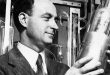 Enrico Fermi, modern fiziğin gelişiminde derin izler bırakmış İtalyan asıllı Amerikalı fizikçidir. 20. yüzyılın en önemli bilim insanları arasında gösterilen Fermi; kuantum mekaniği, nükleer fizik, parçacık fiziği ve istatistiksel fizik alanlarına yaptığı katkılarla tanınır. Özellikle Chicago Pile-1 adı verilen ve 1942 yılında çalıştırılan dünyanın ilk kontrollü, kendi kendini sürdüren nükleer zincirleme tepkime düzeneklerinin geliştirilmesindeki liderliği, onu nükleer çağın en önemli isimlerinden biri hâline getirmiştir.