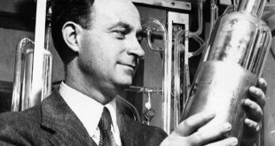 Enrico Fermi, modern fiziğin gelişiminde derin izler bırakmış İtalyan asıllı Amerikalı fizikçidir. 20. yüzyılın en önemli bilim insanları arasında gösterilen Fermi; kuantum mekaniği, nükleer fizik, parçacık fiziği ve istatistiksel fizik alanlarına yaptığı katkılarla tanınır. Özellikle Chicago Pile-1 adı verilen ve 1942 yılında çalıştırılan dünyanın ilk kontrollü, kendi kendini sürdüren nükleer zincirleme tepkime düzeneklerinin geliştirilmesindeki liderliği, onu nükleer çağın en önemli isimlerinden biri hâline getirmiştir.
