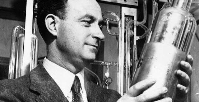 Enrico Fermi, modern fiziğin gelişiminde derin izler bırakmış İtalyan asıllı Amerikalı fizikçidir. 20. yüzyılın en önemli bilim insanları arasında gösterilen Fermi; kuantum mekaniği, nükleer fizik, parçacık fiziği ve istatistiksel fizik alanlarına yaptığı katkılarla tanınır. Özellikle Chicago Pile-1 adı verilen ve 1942 yılında çalıştırılan dünyanın ilk kontrollü, kendi kendini sürdüren nükleer zincirleme tepkime düzeneklerinin geliştirilmesindeki liderliği, onu nükleer çağın en önemli isimlerinden biri hâline getirmiştir.