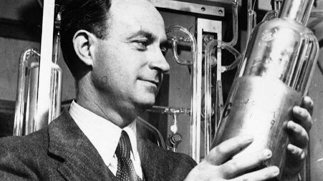 Enrico Fermi, modern fiziğin gelişiminde derin izler bırakmış İtalyan asıllı Amerikalı fizikçidir. 20. yüzyılın en önemli bilim insanları arasında gösterilen Fermi; kuantum mekaniği, nükleer fizik, parçacık fiziği ve istatistiksel fizik alanlarına yaptığı katkılarla tanınır. Özellikle Chicago Pile-1 adı verilen ve 1942 yılında çalıştırılan dünyanın ilk kontrollü, kendi kendini sürdüren nükleer zincirleme tepkime düzeneklerinin geliştirilmesindeki liderliği, onu nükleer çağın en önemli isimlerinden biri hâline getirmiştir.