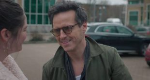 Andrew Scott, özellikle Sherlock, Fleabag, Ripley ve All of Us Strangers gibi yapımlardaki etkileyici performanslarıyla dünya çapında tanınan İrlandalı oyunculardan biridir. Sahne sanatlarından televizyona, bağımsız sinemadan büyük bütçeli yapımlara kadar geniş bir alanda çalışan Scott, karakterlerinin psikolojik derinliğini öne çıkaran oyunculuk anlayışıyla dikkat çeker.