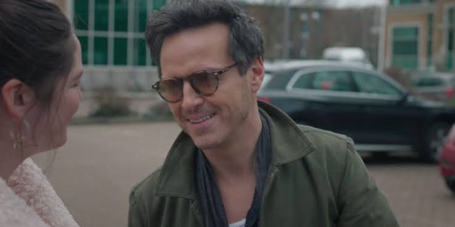 Andrew Scott, özellikle Sherlock, Fleabag, Ripley ve All of Us Strangers gibi yapımlardaki etkileyici performanslarıyla dünya çapında tanınan İrlandalı oyunculardan biridir. Sahne sanatlarından televizyona, bağımsız sinemadan büyük bütçeli yapımlara kadar geniş bir alanda çalışan Scott, karakterlerinin psikolojik derinliğini öne çıkaran oyunculuk anlayışıyla dikkat çeker.