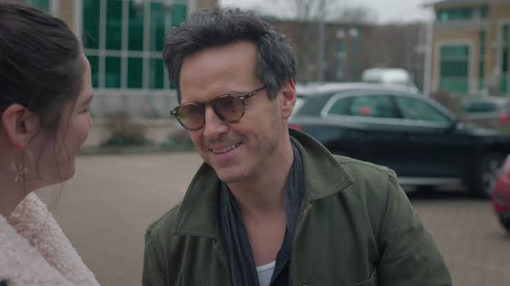 Andrew Scott, özellikle Sherlock, Fleabag, Ripley ve All of Us Strangers gibi yapımlardaki etkileyici performanslarıyla dünya çapında tanınan İrlandalı oyunculardan biridir. Sahne sanatlarından televizyona, bağımsız sinemadan büyük bütçeli yapımlara kadar geniş bir alanda çalışan Scott, karakterlerinin psikolojik derinliğini öne çıkaran oyunculuk anlayışıyla dikkat çeker.