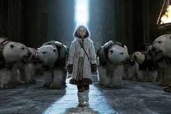 Philip Pullman'ın dünyaca ünlü fantastik roman üçlemesinden televizyona uyarlanan His Dark Materials, yalnızca büyü, cadılar, paralel evrenler ve fantastik yaratıklardan oluşan bir macera dizisi değil; özgür irade, otorite, bilim, inanç, aile ve insanın kendi kaderini belirleme arzusu üzerine düşünen kapsamlı bir yapım. BBC One ve HBO ortaklığında hazırlanan dizi, ilk sezonuyla 2019 yılında izleyici karşısına çıktı ve üç sezonluk yolculuğunu 2022'de tamamladı.