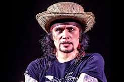 İngiliz müzik sahnesinin en ayırt edici isimlerinden biri olan Adam Ant, gerçek adıyla Stuart Leslie Goddard, yalnızca şarkılarıyla değil, sahne görüntüsü, kostümleri, müzik videoları ve oyunculuk çalışmalarıyla da iz bırakan çok yönlü bir sanatçıdır. 1970'lerin sonlarında punk hareketinin etkisi altında müzik dünyasına adım atan sanatçı, kısa süre içinde klasik punk anlayışının dışına çıkarak kendine özgü bir müzikal ve görsel kimlik oluşturdu.