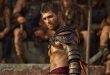 Avustralyalı oyuncu Liam McIntyre, özellikle tarihi aksiyon dizisi Spartacus ile dünya çapında tanınan oyuncular arasında yer alıyor. Kariyerinin ilk döneminde Avustralya televizyonunda farklı yapımlarda küçük roller üstlenen McIntyre, zaman içerisinde uluslararası projelerde kendisini göstererek geniş bir hayran kitlesine ulaştı. Oyuncunun kariyerindeki en önemli dönüm noktası ise hiç kuşkusuz Spartacus karakterini canlandırması oldu.