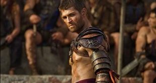 Avustralyalı oyuncu Liam McIntyre, özellikle tarihi aksiyon dizisi Spartacus ile dünya çapında tanınan oyuncular arasında yer alıyor. Kariyerinin ilk döneminde Avustralya televizyonunda farklı yapımlarda küçük roller üstlenen McIntyre, zaman içerisinde uluslararası projelerde kendisini göstererek geniş bir hayran kitlesine ulaştı. Oyuncunun kariyerindeki en önemli dönüm noktası ise hiç kuşkusuz Spartacus karakterini canlandırması oldu.