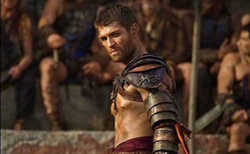 Avustralyalı oyuncu Liam McIntyre, özellikle tarihi aksiyon dizisi Spartacus ile dünya çapında tanınan oyuncular arasında yer alıyor. Kariyerinin ilk döneminde Avustralya televizyonunda farklı yapımlarda küçük roller üstlenen McIntyre, zaman içerisinde uluslararası projelerde kendisini göstererek geniş bir hayran kitlesine ulaştı. Oyuncunun kariyerindeki en önemli dönüm noktası ise hiç kuşkusuz Spartacus karakterini canlandırması oldu.