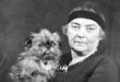 Kanada sanat tarihinden söz edildiğinde doğayla kurduğu sıra dışı ilişki sayesinde öne çıkan isimlerden biri Emily Carr olur. Ressam ve yazar kimliğiyle tanınan Carr, özellikle Britanya Kolumbiyası'nın yoğun ormanlarını, kıyılarını ve bölgedeki First Nations topluluklarına ait kültürel unsurları kendine özgü bir modernist anlayışla ele aldı. Geleneksel manzara resminin sınırlarını zorlayan sanatçı, doğayı yalnızca seyredilen bir görüntü olarak değil, hareket eden ve kendi içinde bir yaşam taşıyan bir güç olarak yorumladı.
