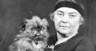 Kanada sanat tarihinden söz edildiğinde doğayla kurduğu sıra dışı ilişki sayesinde öne çıkan isimlerden biri Emily Carr olur. Ressam ve yazar kimliğiyle tanınan Carr, özellikle Britanya Kolumbiyası'nın yoğun ormanlarını, kıyılarını ve bölgedeki First Nations topluluklarına ait kültürel unsurları kendine özgü bir modernist anlayışla ele aldı. Geleneksel manzara resminin sınırlarını zorlayan sanatçı, doğayı yalnızca seyredilen bir görüntü olarak değil, hareket eden ve kendi içinde bir yaşam taşıyan bir güç olarak yorumladı.