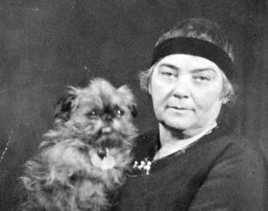 Kanada sanat tarihinden söz edildiğinde doğayla kurduğu sıra dışı ilişki sayesinde öne çıkan isimlerden biri Emily Carr olur. Ressam ve yazar kimliğiyle tanınan Carr, özellikle Britanya Kolumbiyası'nın yoğun ormanlarını, kıyılarını ve bölgedeki First Nations topluluklarına ait kültürel unsurları kendine özgü bir modernist anlayışla ele aldı. Geleneksel manzara resminin sınırlarını zorlayan sanatçı, doğayı yalnızca seyredilen bir görüntü olarak değil, hareket eden ve kendi içinde bir yaşam taşıyan bir güç olarak yorumladı.