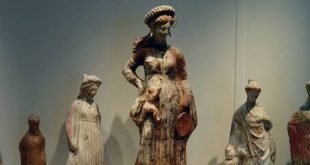 Antik dünyanın siyasi haritasını değiştiren Makedonya Krallığı denildiğinde ilk akla gelen isimler genellikle II. Filip ve Büyük İskender olur. Ancak bu güçlü hanedanın içinde, yaşadığı dönemin siyasi dengelerinde önemli bir yere sahip başka isimler de bulunuyordu. Makedonyalı Kleopatra, bu isimlerin başında gelir.