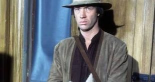 1972 yılında ekranlara gelen Kung Fu, yalnızca dövüş sanatları üzerine kurulmuş bir televizyon yapımı olmanın çok ötesine geçen, Amerikan televizyon tarihinin unutulmaz dizileri arasında yer alan bir yapımdır. Başrolünde David Carradine bulunan dizi, Uzak Doğu felsefesini, Batı anlatı geleneğiyle bir araya getirerek kendine özgü bir atmosfer oluşturmuştur. Ed Spielman tarafından yaratılan, Jerry Thorpe tarafından geliştirilen ve yapım sürecinde Herman Miller'ın da katkı sunduğu Kung Fu, özellikle 1970'li yıllarda televizyon izleyicisinin aksiyon anlayışını değiştiren yapımlardan biri olmuştur.