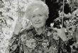 Mary Douglas, insan topluluklarının dünyayı nasıl anlamlandırdığını araştıran ve özellikle kültür, din, ritüel, saflık, kirlilik, sınıflandırma, risk ve toplumsal kurumlar üzerine geliştirdiği fikirlerle modern antropolojinin en önemli isimlerinden biri haline gelen İngiliz antropologdur. Onun çalışmaları, ilk bakışta sıradan görünen davranışların aslında toplumların değerleri ve düzen anlayışıyla ne kadar yakından ilişkili olduğunu ortaya koyması bakımından dikkat çekicidir.