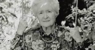 Mary Douglas, insan topluluklarının dünyayı nasıl anlamlandırdığını araştıran ve özellikle kültür, din, ritüel, saflık, kirlilik, sınıflandırma, risk ve toplumsal kurumlar üzerine geliştirdiği fikirlerle modern antropolojinin en önemli isimlerinden biri haline gelen İngiliz antropologdur. Onun çalışmaları, ilk bakışta sıradan görünen davranışların aslında toplumların değerleri ve düzen anlayışıyla ne kadar yakından ilişkili olduğunu ortaya koyması bakımından dikkat çekicidir.