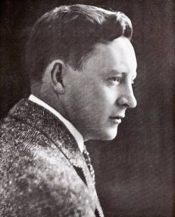 Amerikan sinemasının erken döneminde yetişen yönetmenler arasında Rowland Vance Lee, farklı türlerde üretim yapması ve sessiz sinemadan sesli filmlere geçiş sürecini bizzat yaşamasıyla dikkat çeken isimlerden biridir. Oyunculukla başladığı sanat kariyerini yönetmenlik, senaristlik ve yapımcılıkla genişleten Lee, özellikle The Count of Monte Cristo (1934), The Three Musketeers (1935) ve Son of Frankenstein (1939) gibi yapımlarla sinema tarihindeki yerini aldı.