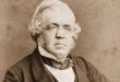 William Makepeace Thackeray, özellikle toplumun sınıfsal yapısını, insanların statü arayışını ve maddi çıkarların insan ilişkileri üzerindeki etkisini ironi ve mizahla anlatmasıyla tanınır. 1811 yılında Hindistan'ın Kalküta kentinde doğan yazar, yaşamının büyük bölümünü İngiltere'de geçirdi. Roman, şiir, gazetecilik, eleştiri ve mizah alanlarında eserler veren Thackeray, çok yönlü bir edebiyatçı olarak Viktorya dönemi kültüründe kendine özgü bir yer edindi.