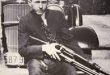 Amerikan suç tarihinin en çok konuşulan isimlerinden biri olan Clyde Barrow, 1930'lu yıllarda yaşadığı kanun kaçaklığı dönemiyle tanınır. Adı, özellikle Bonnie Parker ile birlikte anılsa da Barrow'un yaşamı yalnızca romantik bir suç hikâyesinden ibaret değildir. Soygunlar, otomobil hırsızlıkları, silahlı çatışmalar, hapishane firarları ve cinayetlerle bağlantılı olaylar, onun kısa yaşamının temel unsurlarını oluşturur.