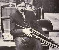 Amerikan suç tarihinin en çok konuşulan isimlerinden biri olan Clyde Barrow, 1930'lu yıllarda yaşadığı kanun kaçaklığı dönemiyle tanınır. Adı, özellikle Bonnie Parker ile birlikte anılsa da Barrow'un yaşamı yalnızca romantik bir suç hikâyesinden ibaret değildir. Soygunlar, otomobil hırsızlıkları, silahlı çatışmalar, hapishane firarları ve cinayetlerle bağlantılı olaylar, onun kısa yaşamının temel unsurlarını oluşturur.