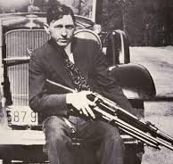 Amerikan suç tarihinin en çok konuşulan isimlerinden biri olan Clyde Barrow, 1930'lu yıllarda yaşadığı kanun kaçaklığı dönemiyle tanınır. Adı, özellikle Bonnie Parker ile birlikte anılsa da Barrow'un yaşamı yalnızca romantik bir suç hikâyesinden ibaret değildir. Soygunlar, otomobil hırsızlıkları, silahlı çatışmalar, hapishane firarları ve cinayetlerle bağlantılı olaylar, onun kısa yaşamının temel unsurlarını oluşturur.