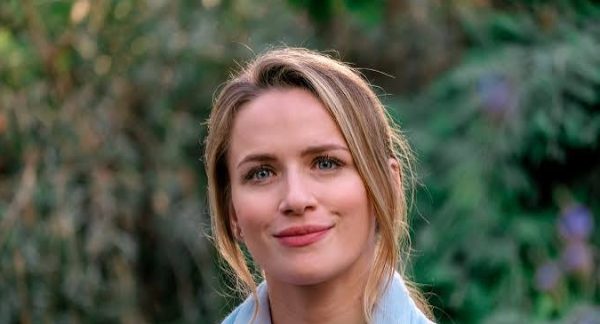 Amerikalı oyuncu ve model Shantel VanSanten, televizyon dünyasında farklı türlerdeki yapımlarda üstlendiği rollerle tanınan başarılı sanatçılardan biridir. Modellik kariyerine genç yaşta başlayan VanSanten, zaman içerisinde oyunculuğu merkezine alarak gençlik dramalarından korku filmlerine, süper kahraman dizilerinden bilimkurgu ve aksiyon yapımlarına kadar geniş bir alanda çalışmalar gerçekleştirdi.