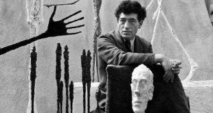 20. yüzyıl heykel sanatında insan bedenini ele alış biçimini kökten değiştiren sanatçılardan biri Alberto Giacometti'dir. İsviçre doğumlu sanatçı, özellikle aşırı inceltilmiş, uzun ve kırılgan görünümlü insan figürleriyle dünya çapında tanınmıştır. Ancak Giacometti'nin sanatını yalnızca bu karakteristik heykel biçimine indirgemek mümkün değildir. Kübizmden Sürrealizme, klasik heykel anlayışından modern figüratif sanata kadar uzanan geniş bir araştırma süreci geçiren sanatçı; heykel, resim, çizim ve baskı alanlarında üretimler gerçekleştirmiştir.