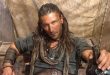 Amerikalı oyuncu Zach McGowan, özellikle güçlü fiziksel görünümü, etkileyici ses tonu ve sert karakterleri başarıyla canlandırmasıyla tanınan isimlerden biridir. Televizyon ve sinema kariyeri boyunca aksiyon, macera, bilimkurgu, fantastik, dram ve komedi gibi farklı türlerde yapımlarda rol alan McGowan, uluslararası izleyicinin dikkatini özellikle Shameless, Black Sails, The 100, Agents of S.H.I.E.L.D. ve The Walking Dead gibi dizilerle çekmiştir.