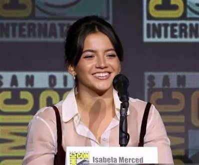Hollywood'un genç kuşak oyuncuları arasında farklı türlerdeki yapımlarda yer almasıyla dikkat çeken Isabela Merced, oyunculuğun yanı sıra müzik ve sahne sanatlarıyla da ilgilenen çok yönlü bir sanatçıdır. Kariyerinin ilk döneminde Isabela Moner adıyla tanınan oyuncu, çocuk yaşlarda başladığı sanat yolculuğunu Broadway sahnesinden televizyona, oradan da büyük bütçeli sinema projelerine taşıdı.