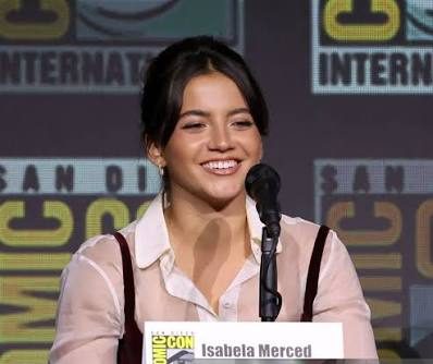 Hollywood'un genç kuşak oyuncuları arasında farklı türlerdeki yapımlarda yer almasıyla dikkat çeken Isabela Merced, oyunculuğun yanı sıra müzik ve sahne sanatlarıyla da ilgilenen çok yönlü bir sanatçıdır. Kariyerinin ilk döneminde Isabela Moner adıyla tanınan oyuncu, çocuk yaşlarda başladığı sanat yolculuğunu Broadway sahnesinden televizyona, oradan da büyük bütçeli sinema projelerine taşıdı.