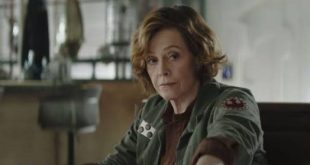 Bilimkurgu sinemasının unutulmaz isimlerinden biri olan Sigourney Weaver, onlarca yıla yayılan kariyeri boyunca sinema, televizyon, tiyatro ve seslendirme alanlarında çalışmalar gerçekleştirmiş Amerikalı bir oyuncudur. Özellikle Ellen Ripley karakteriyle dünya çapında tanınan Weaver, Alien serisi sayesinde bilimkurgu tarihinin en önemli oyuncularından biri haline gelmiştir.