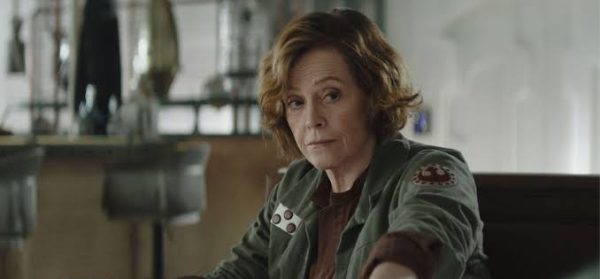 Bilimkurgu sinemasının unutulmaz isimlerinden biri olan Sigourney Weaver, onlarca yıla yayılan kariyeri boyunca sinema, televizyon, tiyatro ve seslendirme alanlarında çalışmalar gerçekleştirmiş Amerikalı bir oyuncudur. Özellikle Ellen Ripley karakteriyle dünya çapında tanınan Weaver, Alien serisi sayesinde bilimkurgu tarihinin en önemli oyuncularından biri haline gelmiştir.