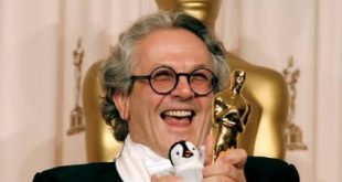 Sinema dünyasında bazı yönetmenler tek bir türle özdeşleşirken bazıları farklı alanlarda üretim yaparak kendilerine özgü bir anlatım dili oluşturur. George Miller, bu ikinci gruba giren sinemacılardan biridir. Avustralyalı yönetmen, senarist ve yapımcı; aksiyon sinemasından fantastik dramaya, animasyondan aile filmlerine kadar uzanan geniş filmografisiyle dikkat çeker. Bununla birlikte onu dünya çapında tanınan bir isim hâline getiren temel yapım, 1979 tarihli Mad Max (Çılgın Max) olmuştur.