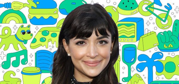 Televizyon dünyasında geniş kitleler tarafından tanınmasını sağlayan karakterlerden biri Cece Parekh olan Hannah Simone, oyunculuğun yanı sıra sunuculuk ve yapımcılık alanlarında da faaliyet göstermiş çok yönlü bir isimdir. Özellikle New Girl dizisindeki performansıyla uluslararası bir tanınırlık kazanan Simone, kariyerini yalnızca oyunculukla sınırlı tutmayarak televizyon, sinema ve dijital platformlarda farklı türlerde projelere imza atmıştır.