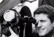 Fransız sinemasının en üretken yönetmenlerinden biri olan Claude Lelouch, yarım yüzyılı aşan kariyeri boyunca aşk, tesadüf, zaman, ayrılık ve insan ilişkilerini merkezine alan filmler çekti. Yönetmenlik koltuğunun yanı sıra senarist ve yapımcı olarak da çalışan Lelouch, özellikle 1966 yapımı Un homme et une femme (Bir Kadın ve Bir Erkek) filmiyle dünya çapında ün kazandı.