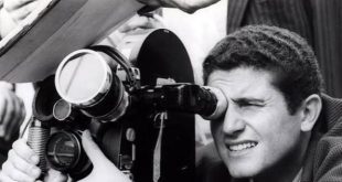 Fransız sinemasının en üretken yönetmenlerinden biri olan Claude Lelouch, yarım yüzyılı aşan kariyeri boyunca aşk, tesadüf, zaman, ayrılık ve insan ilişkilerini merkezine alan filmler çekti. Yönetmenlik koltuğunun yanı sıra senarist ve yapımcı olarak da çalışan Lelouch, özellikle 1966 yapımı Un homme et une femme (Bir Kadın ve Bir Erkek) filmiyle dünya çapında ün kazandı.